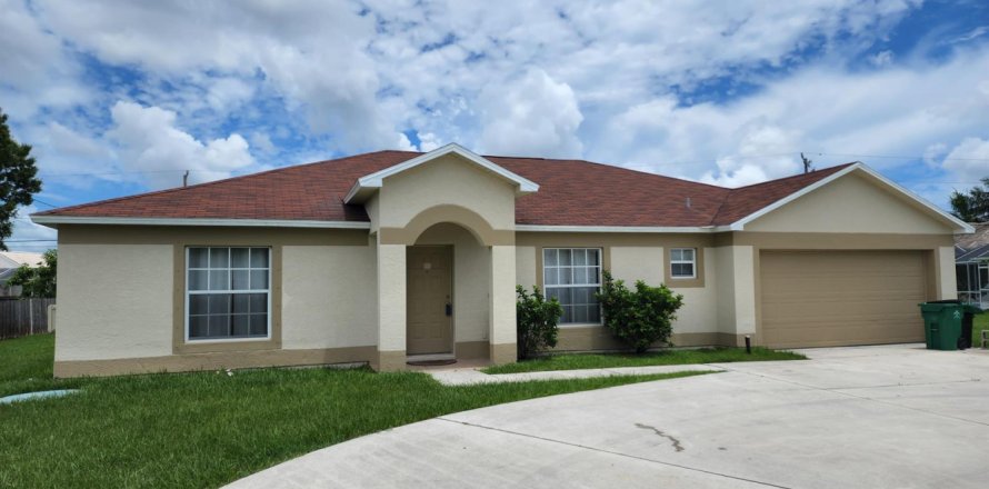 House in Port St. Lucie, Florida 3 bedrooms, 189.52 sq.m. № 2191637