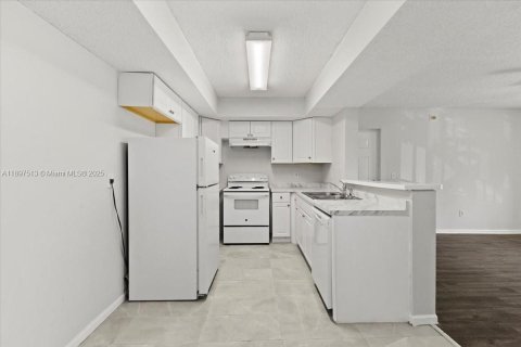 Снять в аренду кондоминиум в Коконат Крик, Флорида 2 спальни, 104.98м2, № 1949094 - фото 11