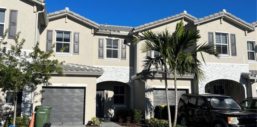 Townhouse in Homestead, Florida 3 bedrooms, 133.97 sq.m. № 2254226