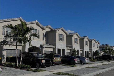 Townhouse in Homestead, Florida 3 bedrooms, 133.97 sq.m. № 2254226 - photo 2