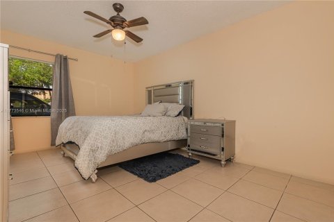 Townhouse in Miramar, Florida 3 bedrooms, 111.48 sq.m. № 1861751 - photo 21