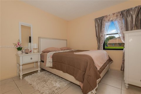 Townhouse in Miramar, Florida 3 bedrooms, 111.48 sq.m. № 1861751 - photo 15