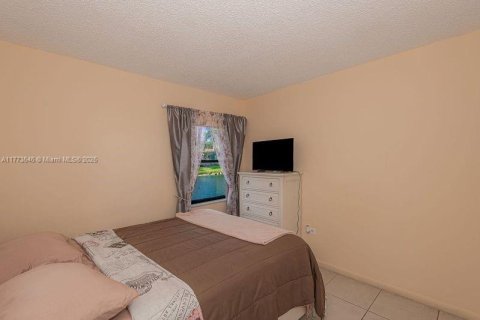 Townhouse in Miramar, Florida 3 bedrooms, 111.48 sq.m. № 1861751 - photo 16