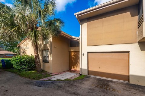 Townhouse in Miramar, Florida 3 bedrooms, 111.48 sq.m. № 1861751 - photo 1