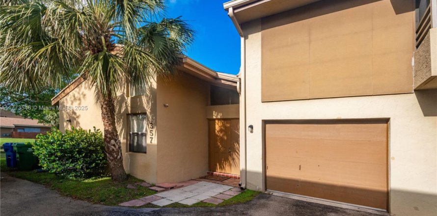 Townhouse in Miramar, Florida 3 bedrooms, 111.48 sq.m. № 1861751