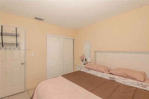 Townhouse in Miramar, Florida 3 bedrooms, 111.48 sq.m. № 1861751 - photo 17