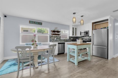 Condo in Saint Pete Beach, Florida, 2 bedrooms  № 2378043 - photo 8