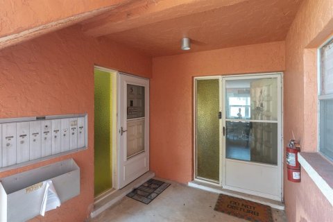 Condo in Saint Pete Beach, Florida, 2 bedrooms  № 2378043 - photo 2