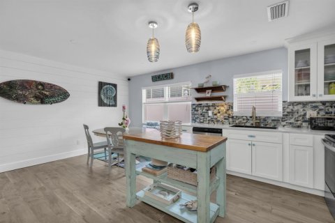 Condo in Saint Pete Beach, Florida, 2 bedrooms  № 2378043 - photo 11