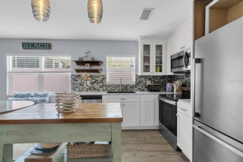 Condo in Saint Pete Beach, Florida, 2 bedrooms  № 2378043 - photo 10