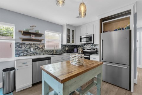 Condo in Saint Pete Beach, Florida, 2 bedrooms  № 2378043 - photo 9