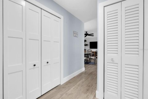 Condo in Saint Pete Beach, Florida, 2 bedrooms  № 2378043 - photo 13