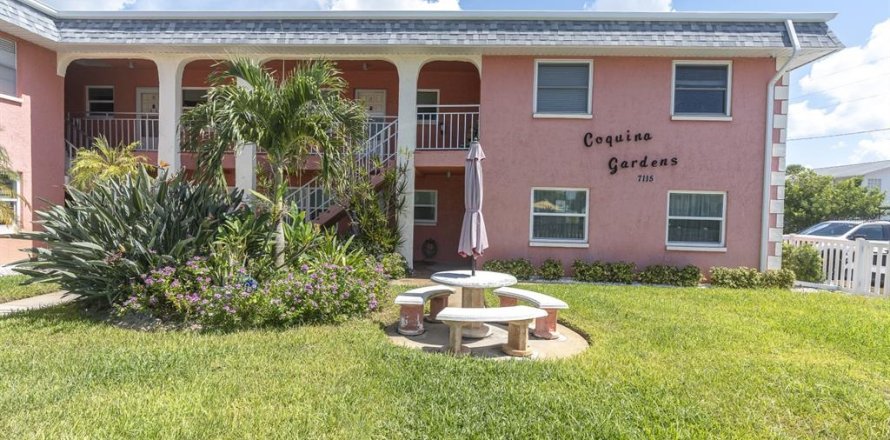 Condo in Saint Pete Beach, Florida, 2 bedrooms  № 2378043