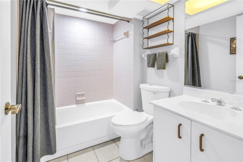 Condo in Saint Pete Beach, Florida, 2 bedrooms  № 2396285 - photo 30