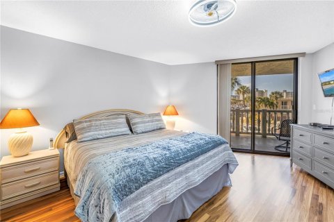 Condo in Saint Pete Beach, Florida, 2 bedrooms  № 2396285 - photo 18