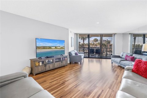 Condo in Saint Pete Beach, Florida, 2 bedrooms  № 2396285 - photo 12