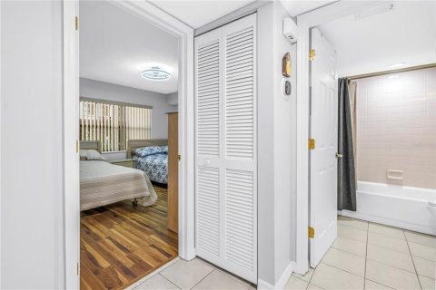 Condo in Saint Pete Beach, Florida, 2 bedrooms  № 2396285 - photo 24