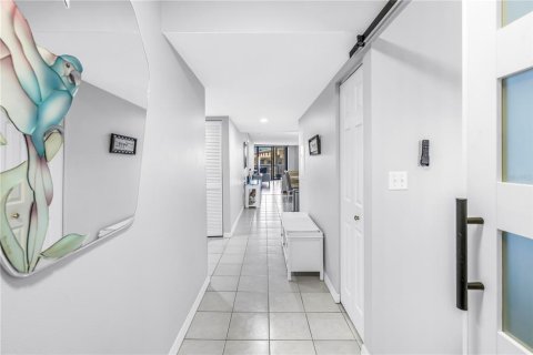 Condo in Saint Pete Beach, Florida, 2 bedrooms  № 2396285 - photo 4
