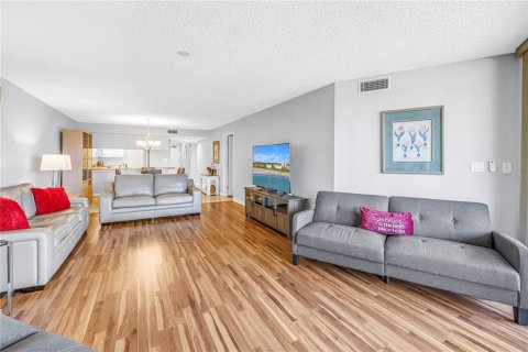Condo in Saint Pete Beach, Florida, 2 bedrooms  № 2396285 - photo 14