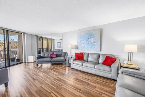 Condo in Saint Pete Beach, Florida, 2 bedrooms  № 2396285 - photo 13
