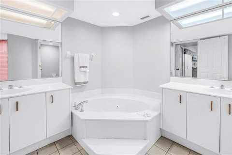 Condo in Saint Pete Beach, Florida, 2 bedrooms  № 2396285 - photo 23