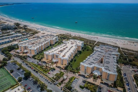 Condo in Saint Pete Beach, Florida, 2 bedrooms  № 2396285