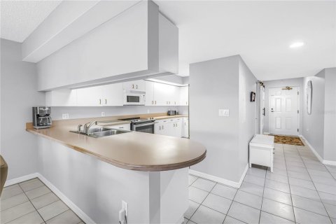 Condo in Saint Pete Beach, Florida, 2 bedrooms  № 2396285 - photo 9
