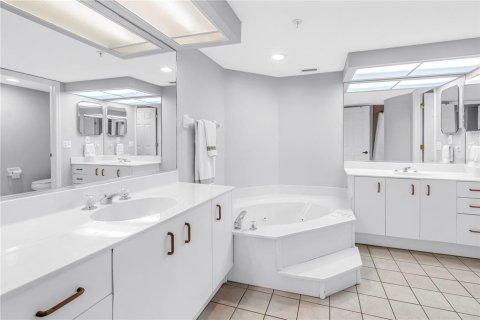 Condo in Saint Pete Beach, Florida, 2 bedrooms  № 2396285 - photo 21