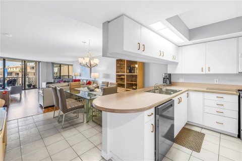 Condo in Saint Pete Beach, Florida, 2 bedrooms  № 2396285 - photo 5