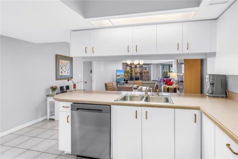 Condo in Saint Pete Beach, Florida, 2 bedrooms  № 2396285 - photo 8