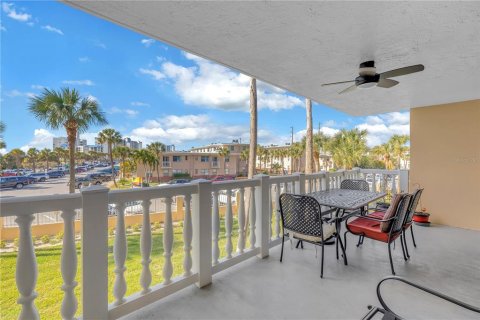 Condo in Saint Pete Beach, Florida, 2 bedrooms  № 2396285 - photo 16