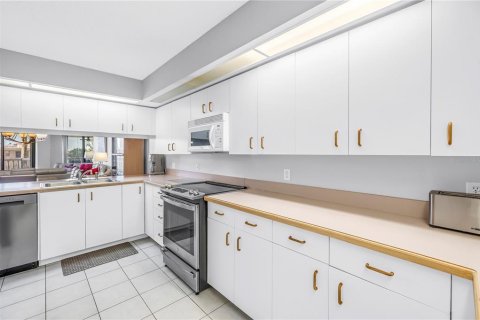 Condo in Saint Pete Beach, Florida, 2 bedrooms  № 2396285 - photo 6