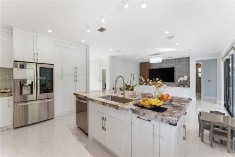 Villa ou maison à vendre à Miami, Floride: 5 chambres, 299.42 m2 № 1990884 - photo 5