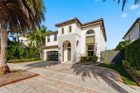 Villa ou maison à vendre à Miami, Floride: 5 chambres, 299.42 m2 № 1990884 - photo 1