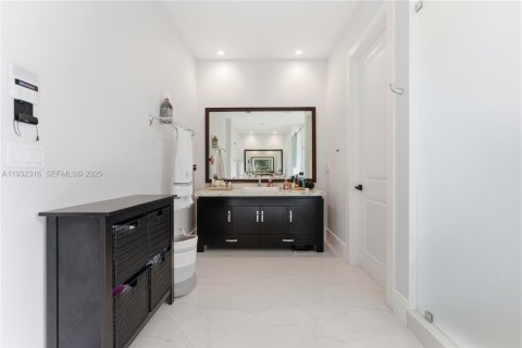 Villa ou maison à vendre à Miami, Floride: 5 chambres, 299.42 m2 № 1990884 - photo 20