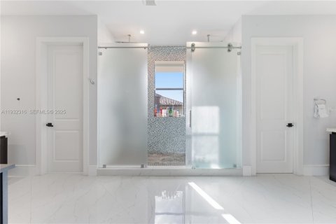 Villa ou maison à vendre à Miami, Floride: 5 chambres, 299.42 m2 № 1990884 - photo 22