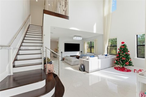 Villa ou maison à vendre à Miami, Floride: 5 chambres, 299.42 m2 № 1990884 - photo 2
