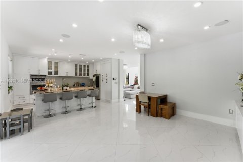 Villa ou maison à vendre à Miami, Floride: 5 chambres, 299.42 m2 № 1990884 - photo 10