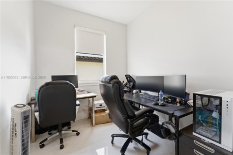 Villa ou maison à vendre à Miami, Floride: 5 chambres, 299.42 m2 № 1990884 - photo 26