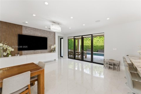 Villa ou maison à vendre à Miami, Floride: 5 chambres, 299.42 m2 № 1990884 - photo 8