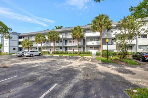 Condo in Tamarac, Florida, 1 bedroom  № 1171330 - photo 1