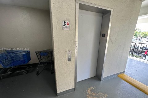 Condominio en venta en Hialeah, Florida, 2 dormitorios, 71.07 m2 № 2077251 - foto 5