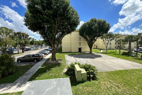 Condominio en Hialeah, Florida, 2 dormitorios  № 2077251