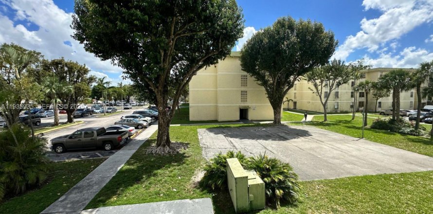 Condominio en Hialeah, Florida, 2 dormitorios № 2077251