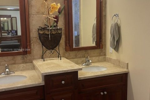 House in Pembroke Pines, Florida 4 bedrooms, 263.75 sq.m. № 2017892 - photo 16