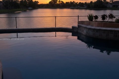 House in Pembroke Pines, Florida 4 bedrooms, 263.75 sq.m. № 2017892 - photo 2