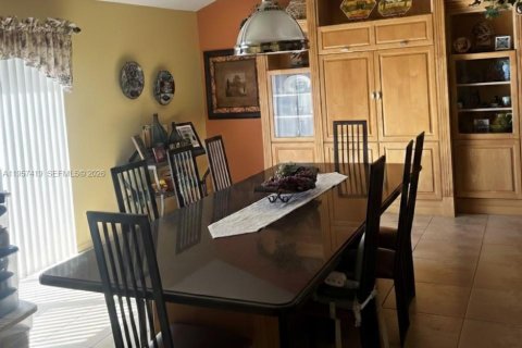 House in Pembroke Pines, Florida 4 bedrooms, 263.75 sq.m. № 2017892 - photo 8