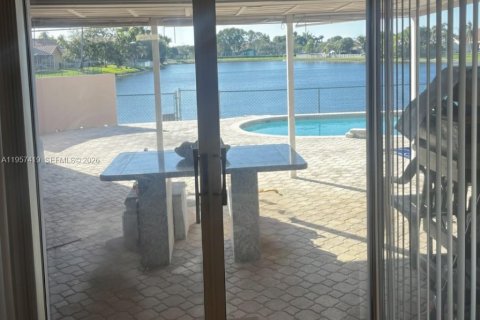 House in Pembroke Pines, Florida 4 bedrooms, 263.75 sq.m. № 2017892 - photo 19