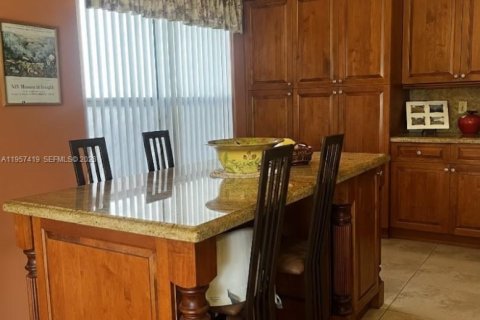 House in Pembroke Pines, Florida 4 bedrooms, 263.75 sq.m. № 2017892 - photo 6