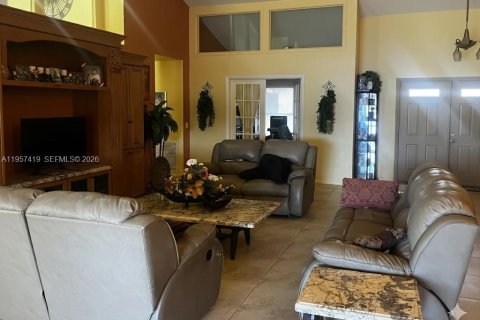 House in Pembroke Pines, Florida 4 bedrooms, 263.75 sq.m. № 2017892 - photo 10